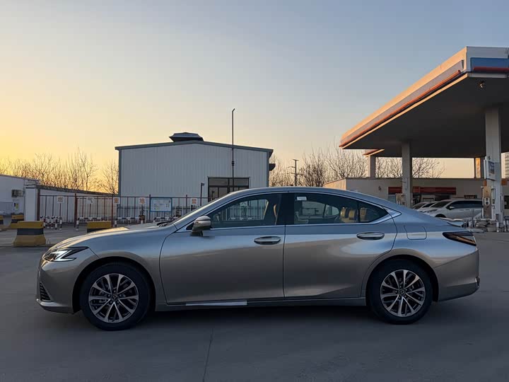 Фото 5 - Lexus ES