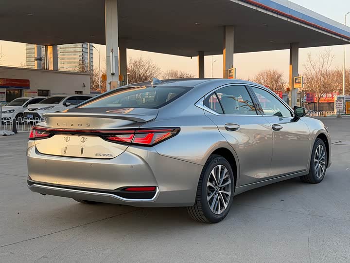 Фото 6 - Lexus ES