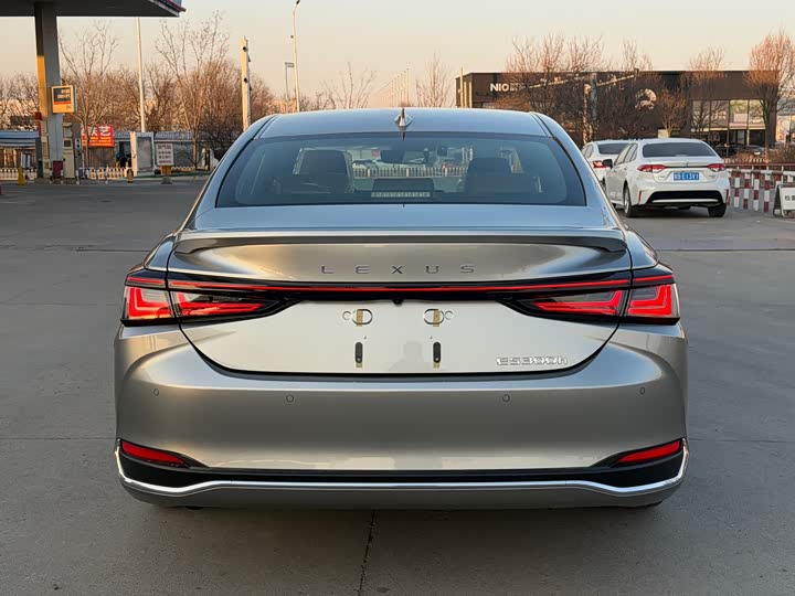 Фото 7 - Lexus ES