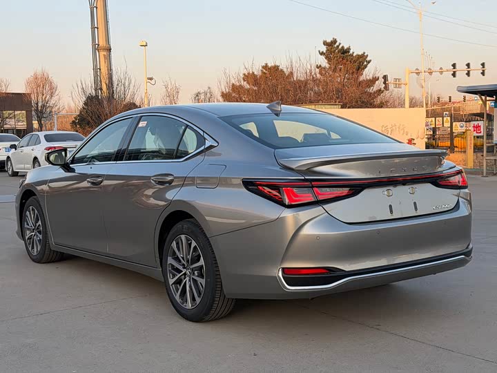 Фото 8 - Lexus ES