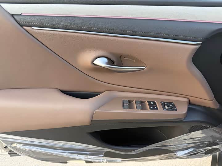 Фото 9 - Lexus ES