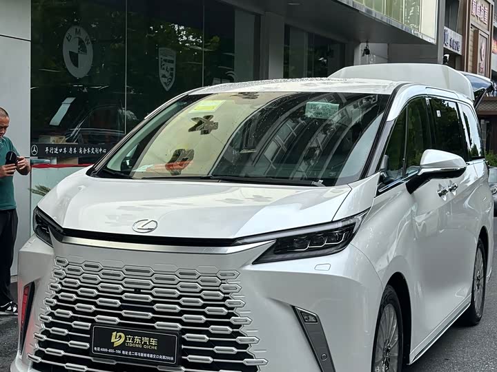 Фото 1 - Lexus LM