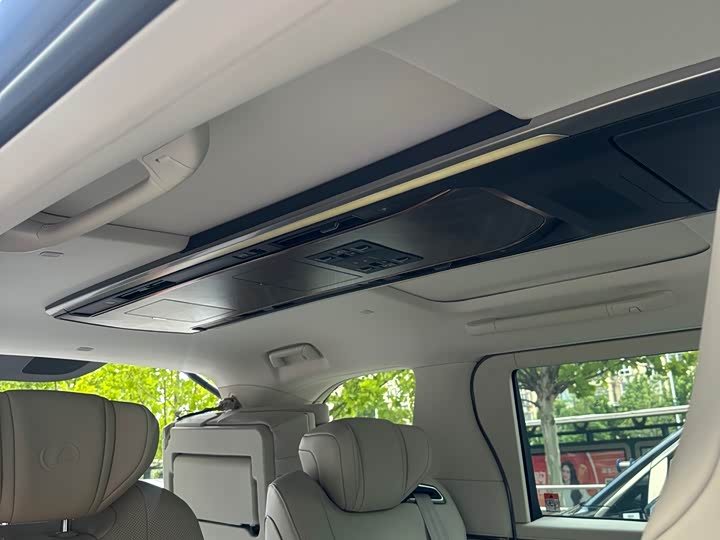 Фото 10 - Lexus LM