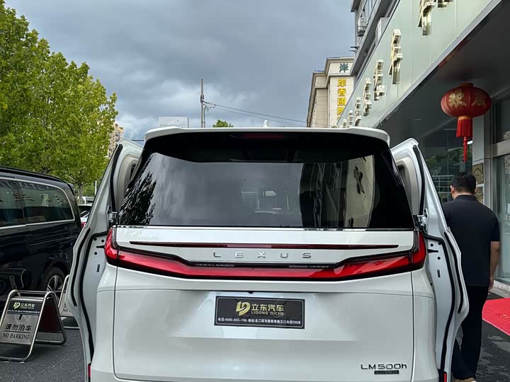 Фото 12 - Lexus LM