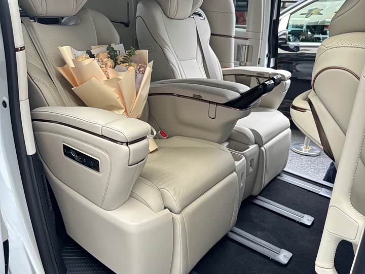 Фото 5 - Lexus LM