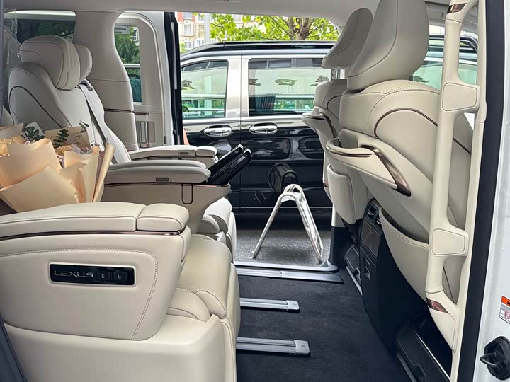 Фото 7 - Lexus LM