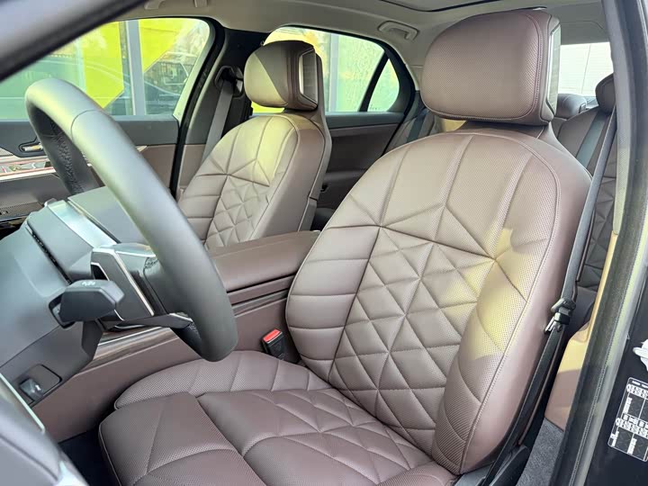 Фото 15 - BMW 7 Series