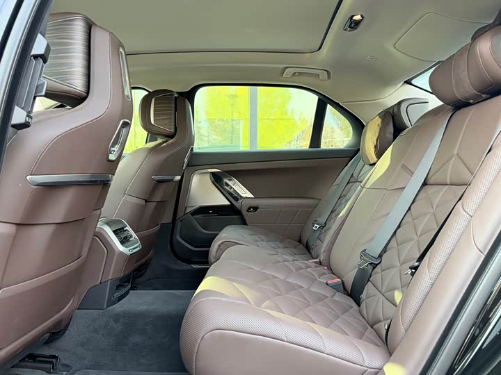 Фото 18 - BMW 7 Series