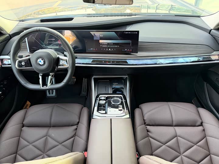Фото 21 - BMW 7 Series