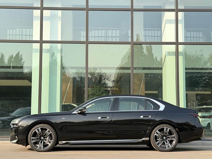 Фото 3 - BMW 7 Series