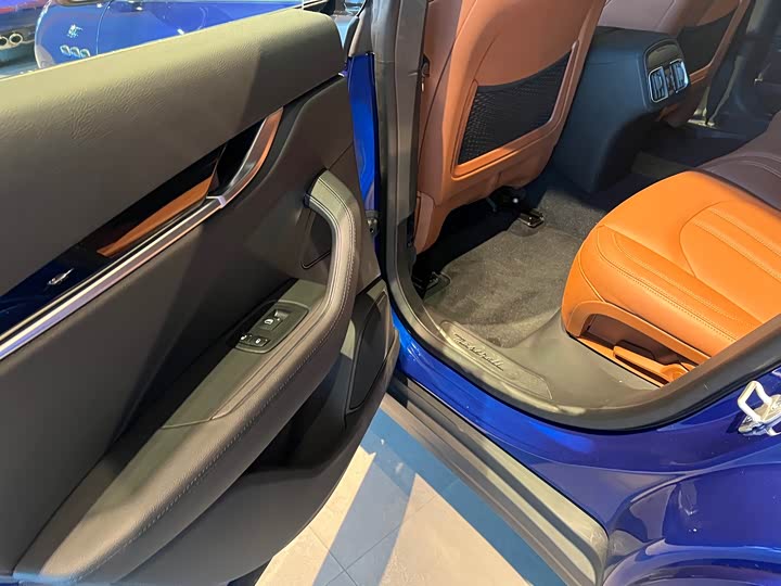 Фото 9 - Maserati Levante