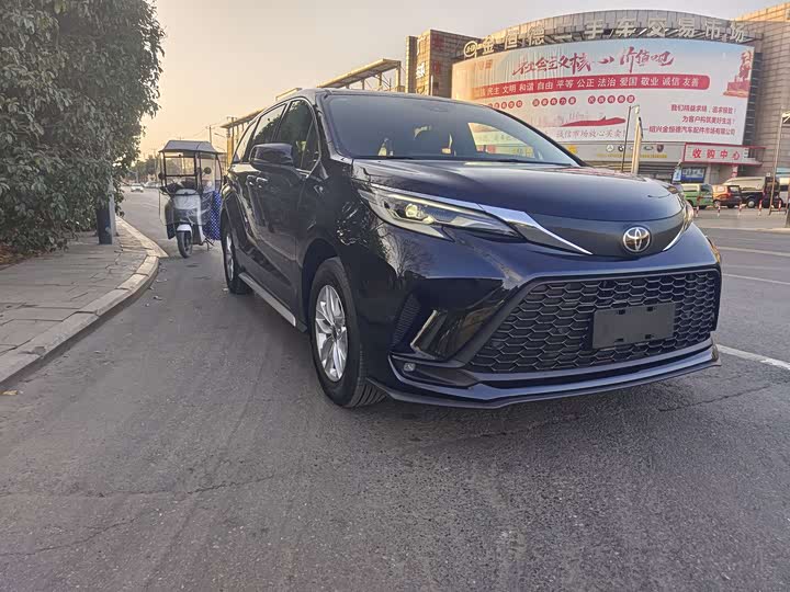 Фото 3 - Toyota Granvia