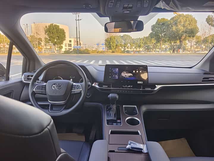 Фото 5 - Toyota Granvia