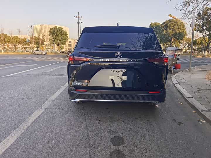 Фото 9 - Toyota Granvia