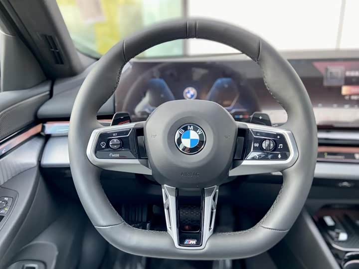 Фото 15 - BMW 5 Series