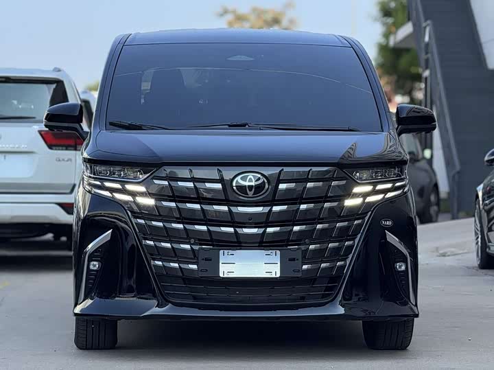Фото 2 - Toyota Alphard