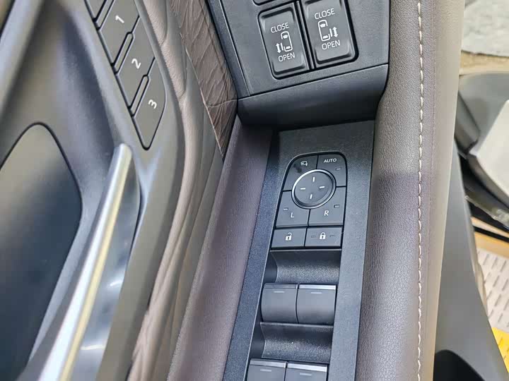 Фото 21 - Toyota Alphard