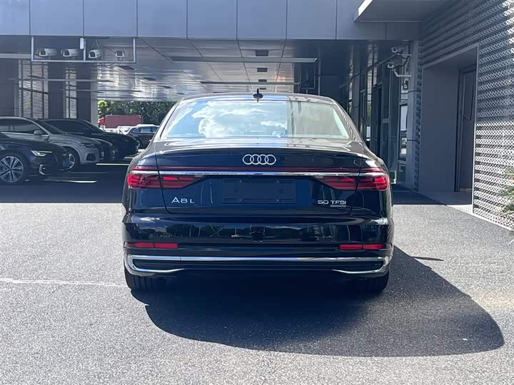 Фото 3 - Audi A8