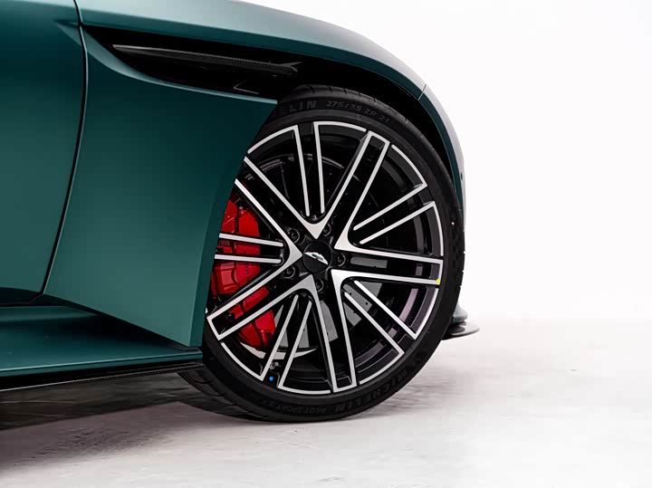 Фото 8 - Aston Martin DB12