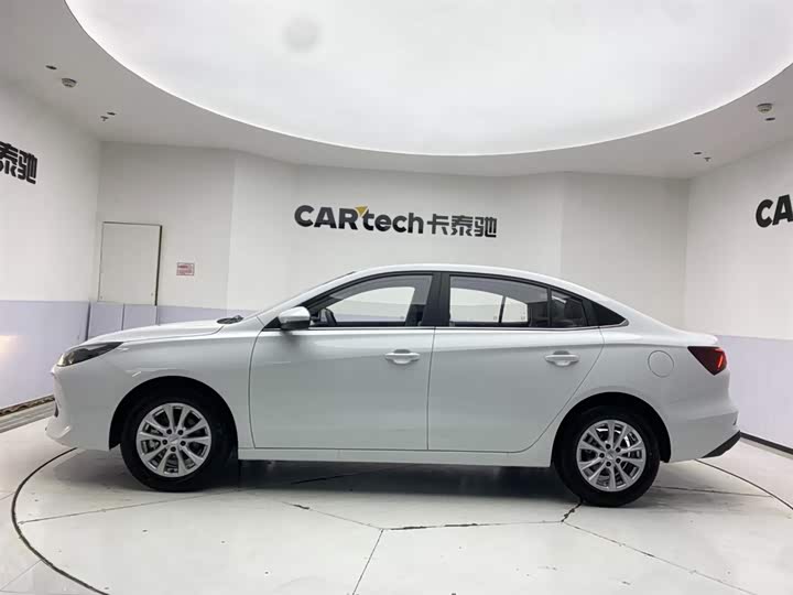 Фото 8 - Roewe i5