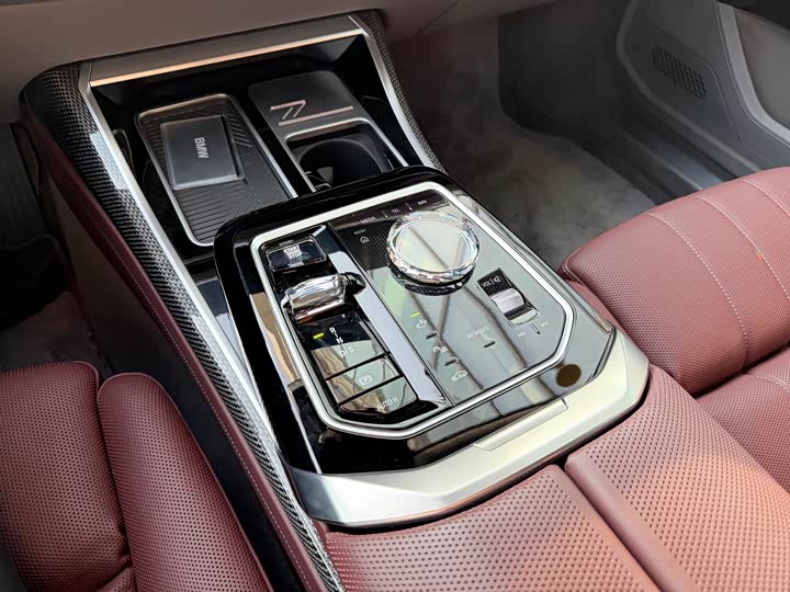 Фото 13 - BMW 7 Series