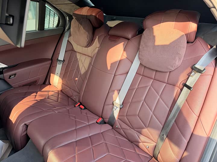 Фото 16 - BMW 7 Series