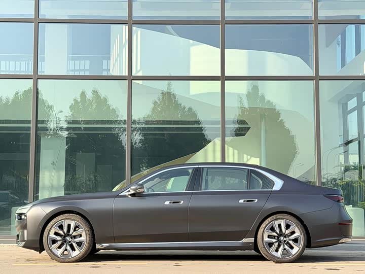 Фото 3 - BMW 7 Series