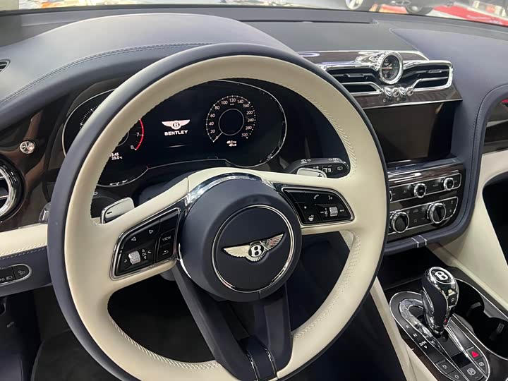 Фото 12 - Bentley Bentayga