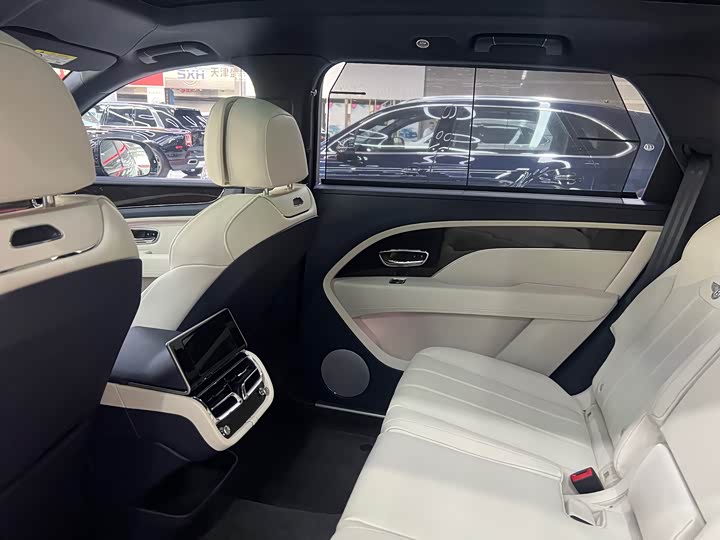 Фото 15 - Bentley Bentayga