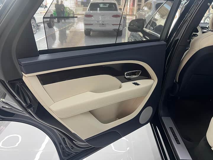 Фото 19 - Bentley Bentayga