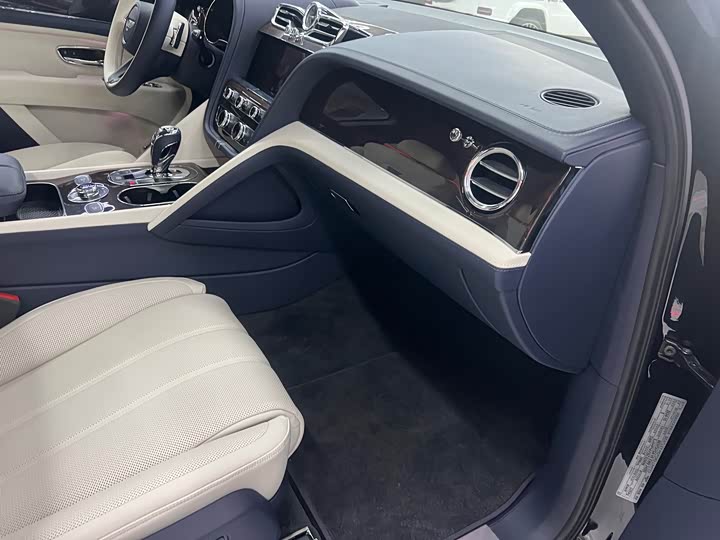 Фото 21 - Bentley Bentayga