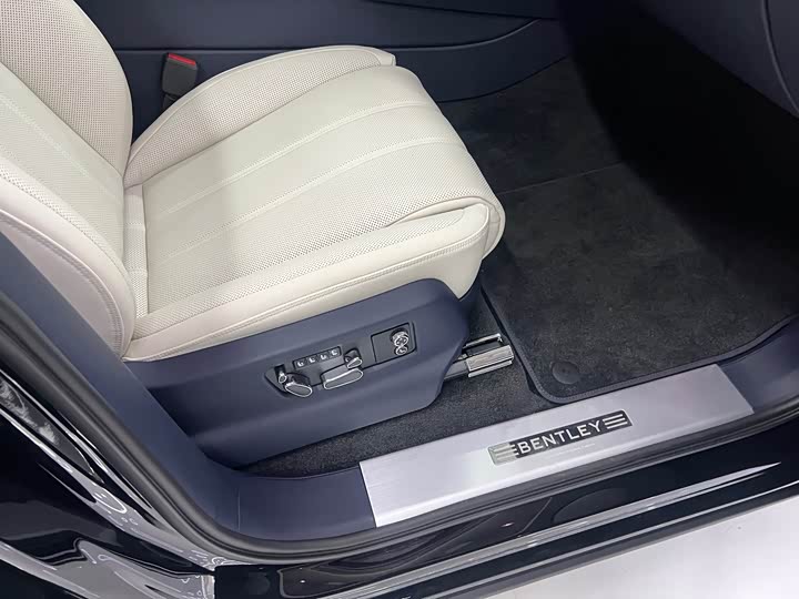 Фото 22 - Bentley Bentayga