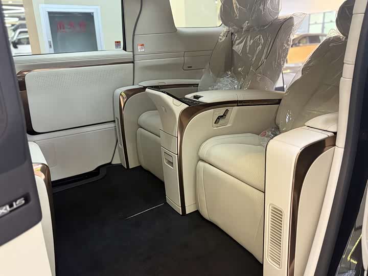 Фото 13 - Lexus LM