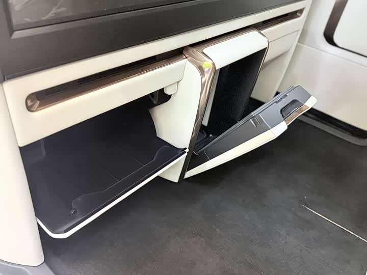 Фото 17 - Lexus LM