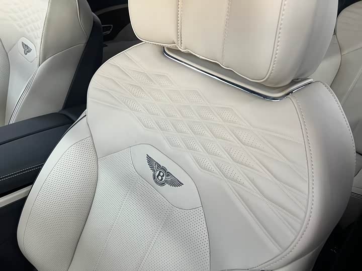 Фото 15 - Bentley Bentayga