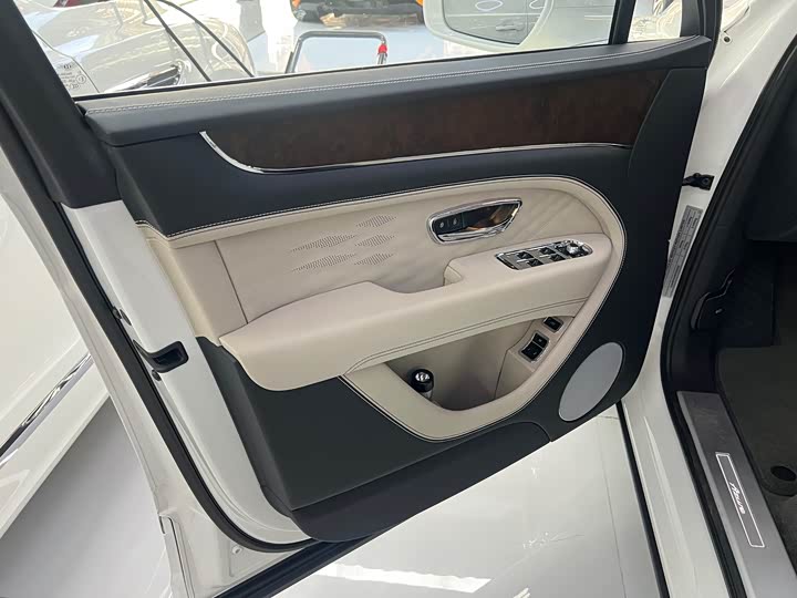 Фото 18 - Bentley Bentayga