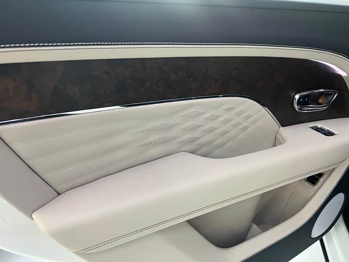 Фото 21 - Bentley Bentayga