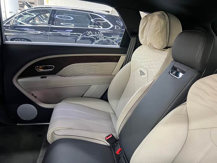 Фото 23 - Bentley Bentayga