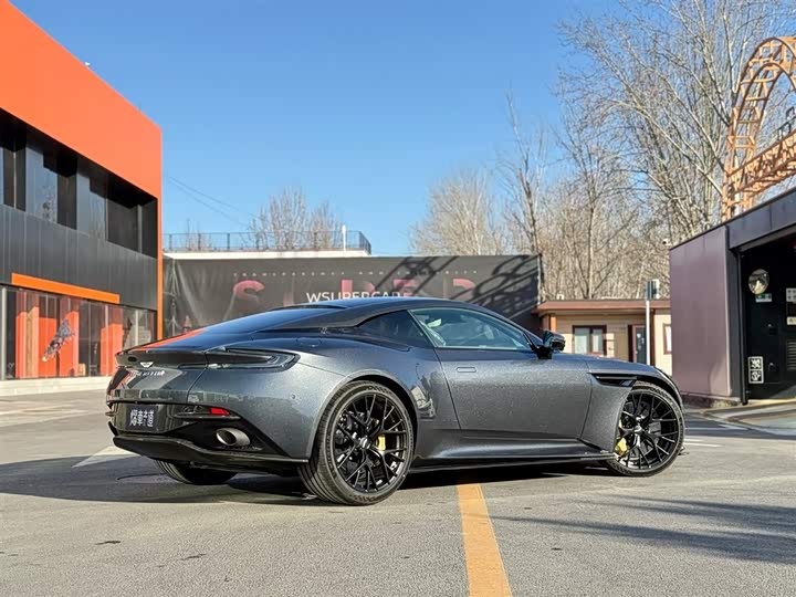 Фото 3 - Aston Martin DB12