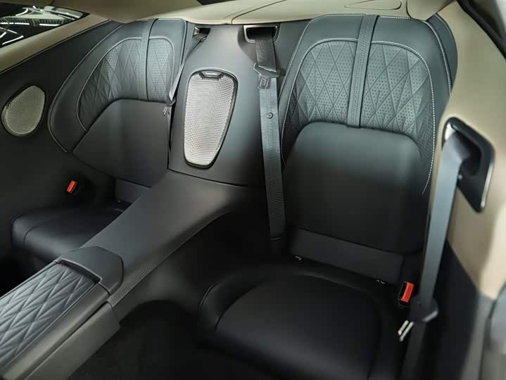 Фото 7 - Aston Martin DB12