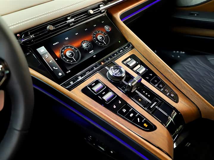 Фото 8 - Aston Martin DB12