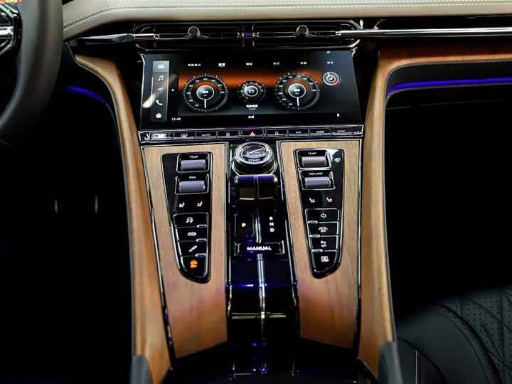 Фото 9 - Aston Martin DB12