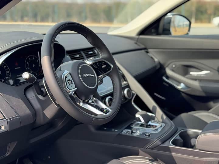 Фото 5 - Jaguar E-Pace