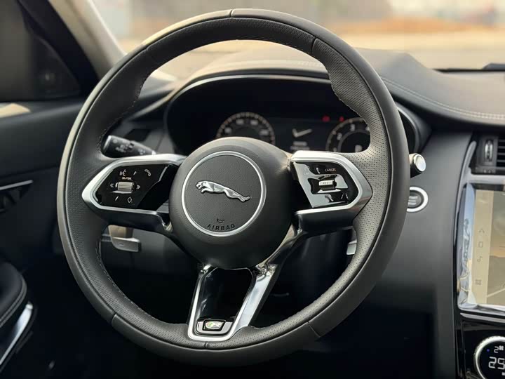 Фото 8 - Jaguar E-Pace