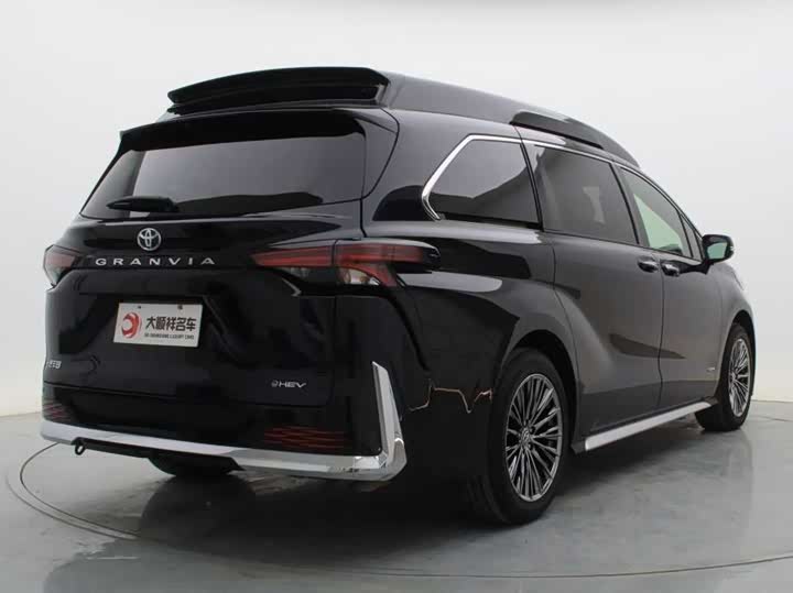 Фото 4 - Toyota Granvia