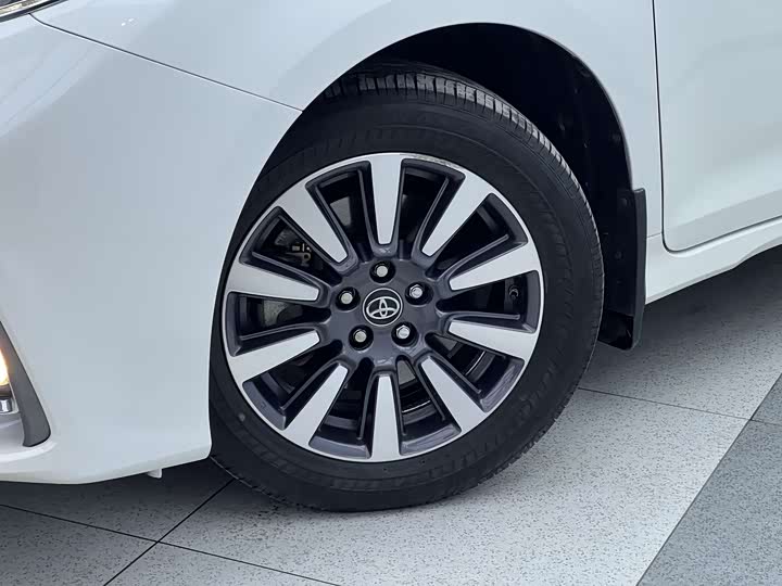 Фото 7 - Toyota Sienna