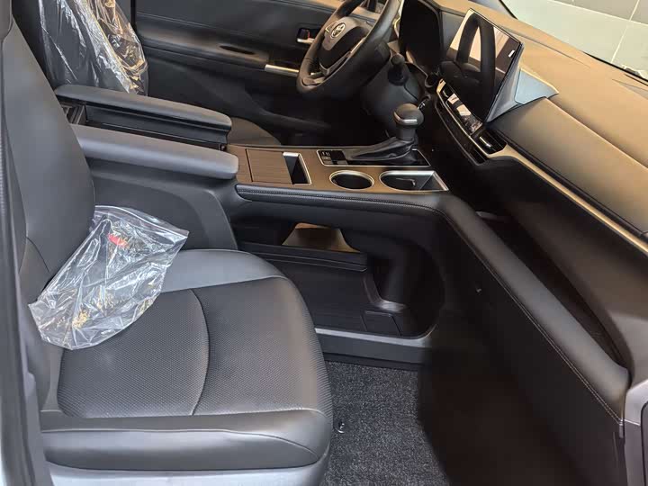 Фото 8 - Toyota Sienna