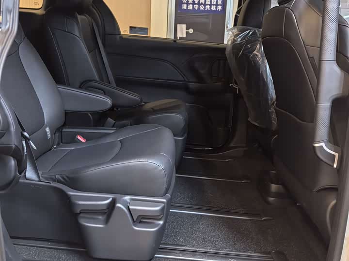 Фото 9 - Toyota Sienna