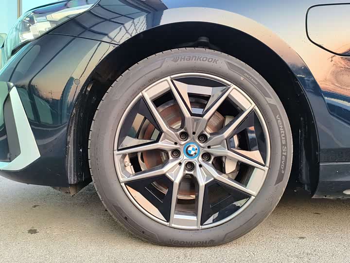 Фото 13 - BMW i5