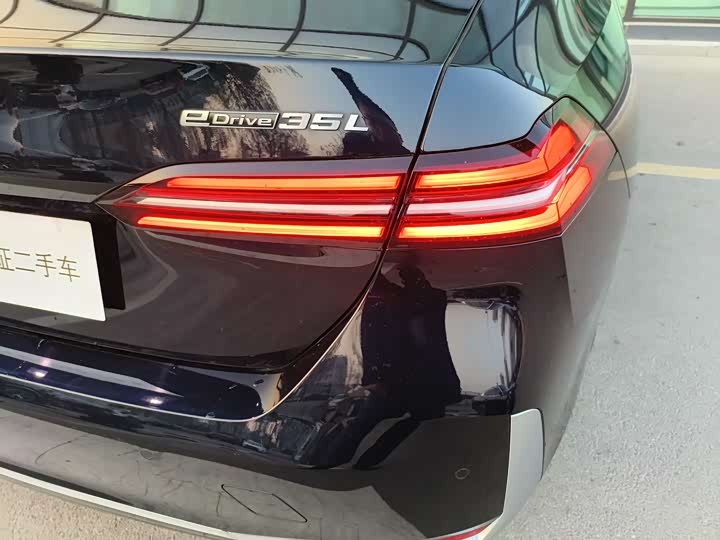 Фото 21 - BMW i5